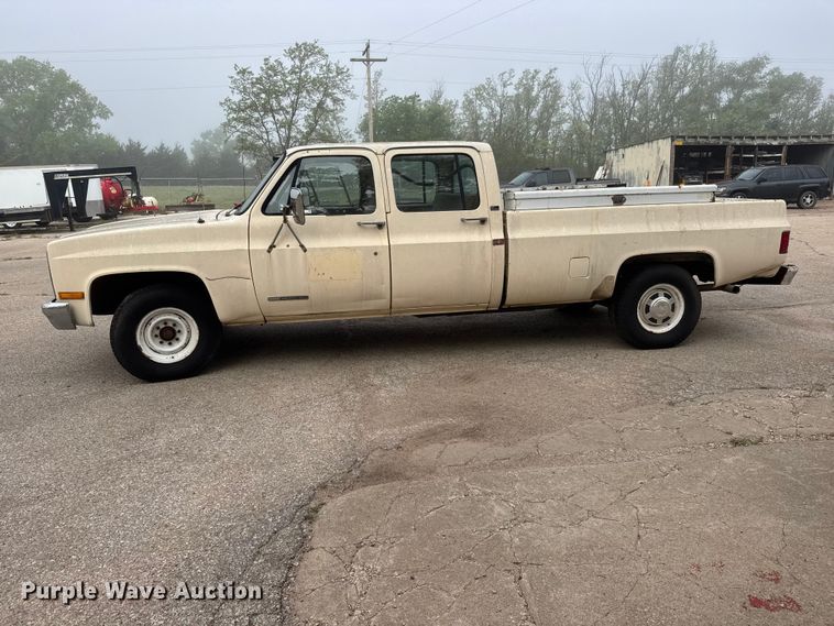 image for item ET1990 1991 GMC 3500 Crew Cab pickup truck