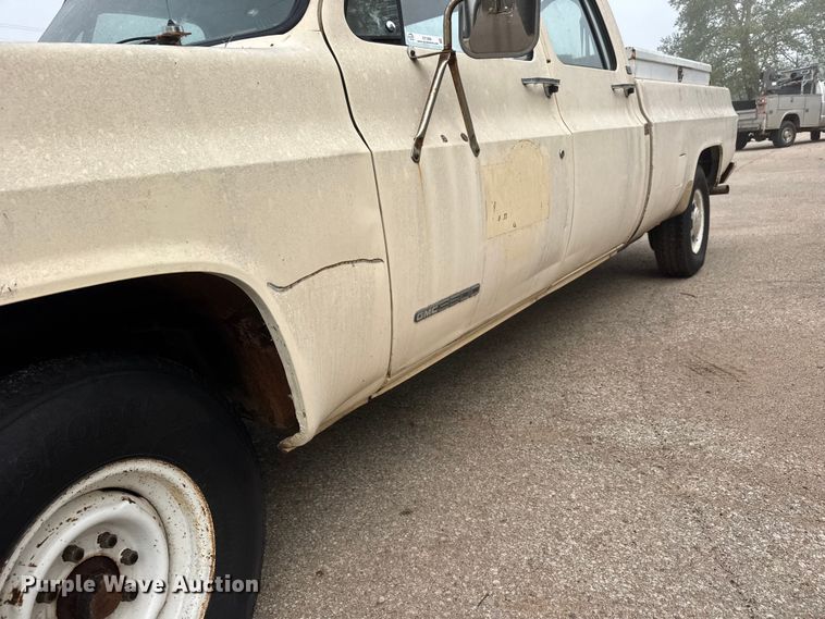 image for item ET1990 1991 GMC 3500 Crew Cab pickup truck
