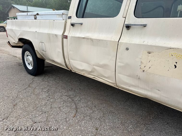 image for item ET1990 1991 GMC 3500 Crew Cab pickup truck