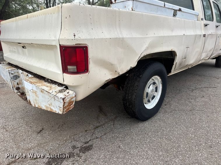 image for item ET1990 1991 GMC 3500 Crew Cab pickup truck