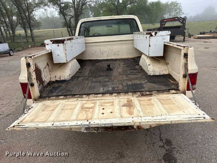 image for item ET1990 1991 GMC 3500 Crew Cab pickup truck