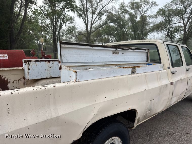 image for item ET1990 1991 GMC 3500 Crew Cab pickup truck