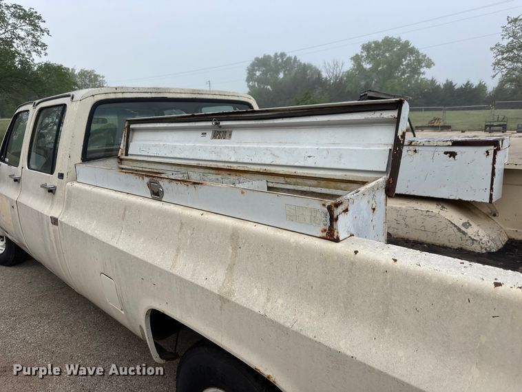 image for item ET1990 1991 GMC 3500 Crew Cab pickup truck