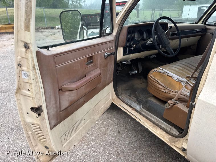 image for item ET1990 1991 GMC 3500 Crew Cab pickup truck