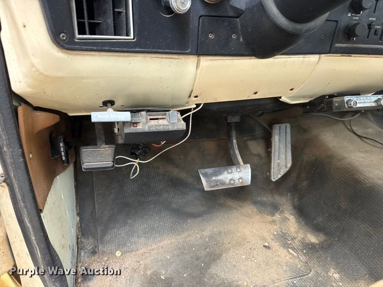 image for item ET1990 1991 GMC 3500 Crew Cab pickup truck