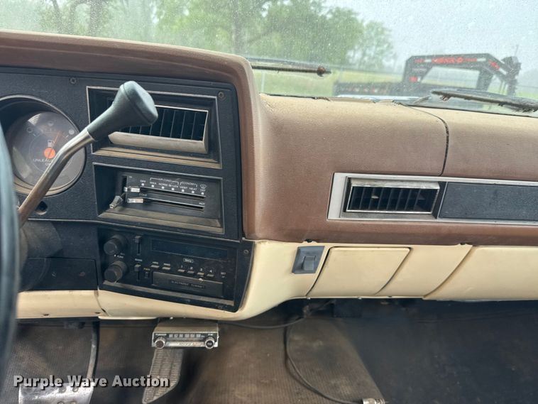 image for item ET1990 1991 GMC 3500 Crew Cab pickup truck