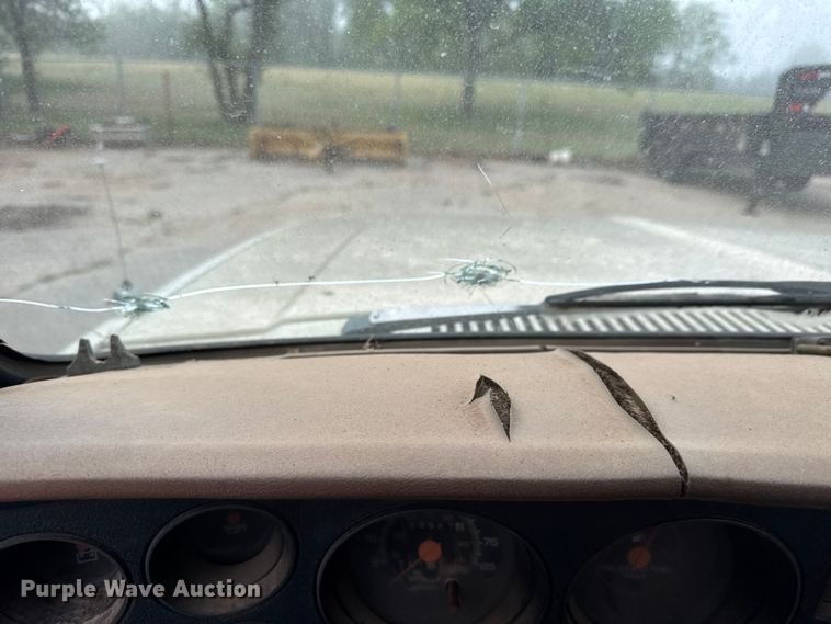 image for item ET1990 1991 GMC 3500 Crew Cab pickup truck