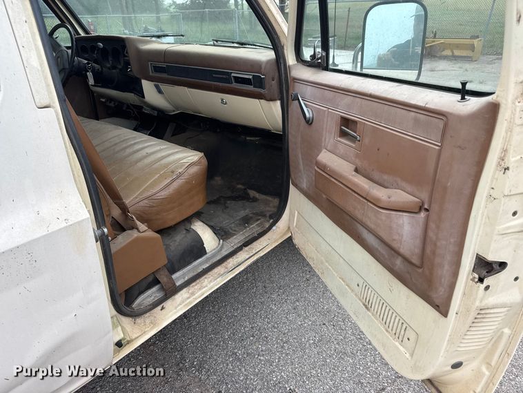image for item ET1990 1991 GMC 3500 Crew Cab pickup truck