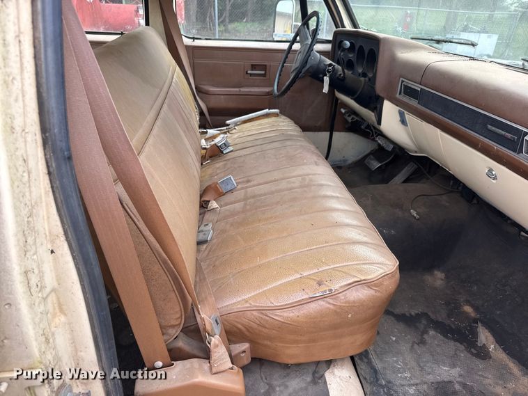 image for item ET1990 1991 GMC 3500 Crew Cab pickup truck