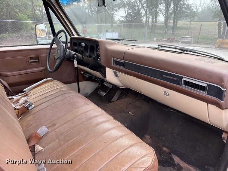 image for item ET1990 1991 GMC 3500 Crew Cab pickup truck