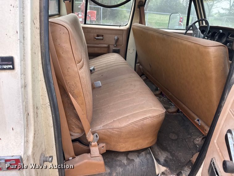 image for item ET1990 1991 GMC 3500 Crew Cab pickup truck