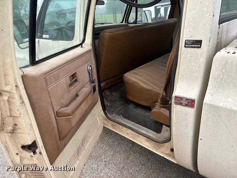 image for item ET1990 1991 GMC 3500 Crew Cab pickup truck