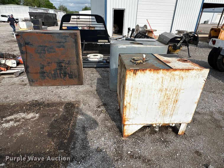 image for item ET5121 (3) oil tanks