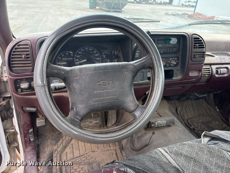 image for item ET5123 1995 Chevrolet Silverado 1500 pickup truck