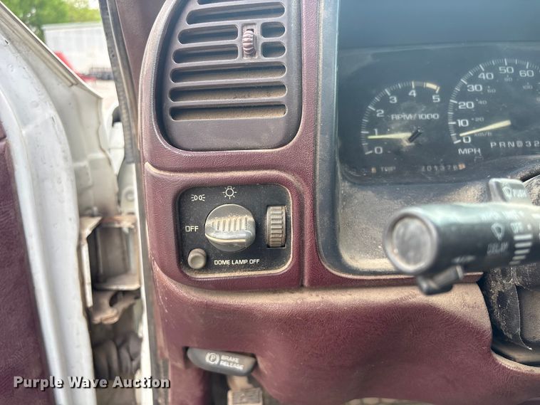 image for item ET5123 1995 Chevrolet Silverado 1500 pickup truck