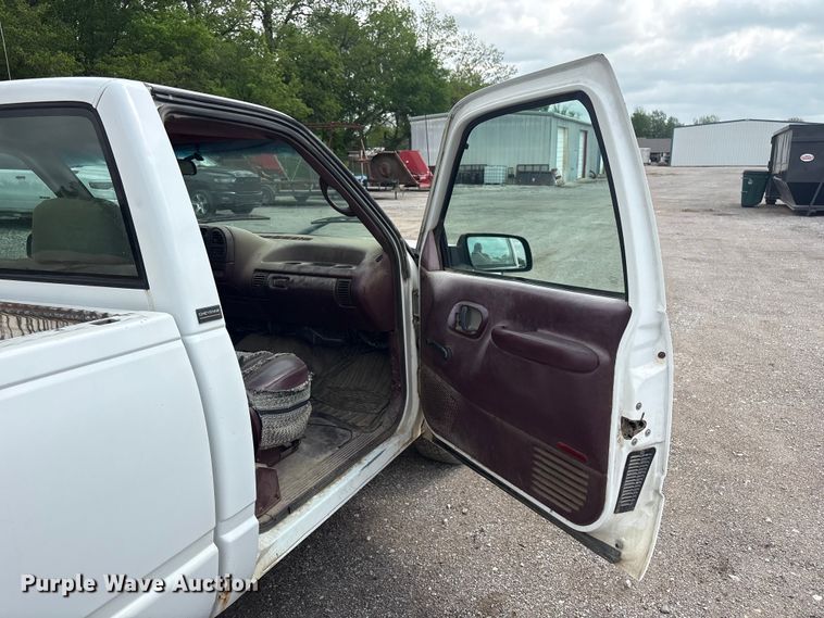 image for item ET5123 1995 Chevrolet Silverado 1500 pickup truck