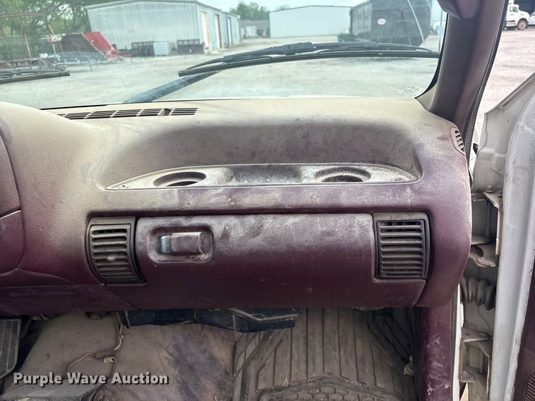 image for item ET5123 1995 Chevrolet Silverado 1500 pickup truck