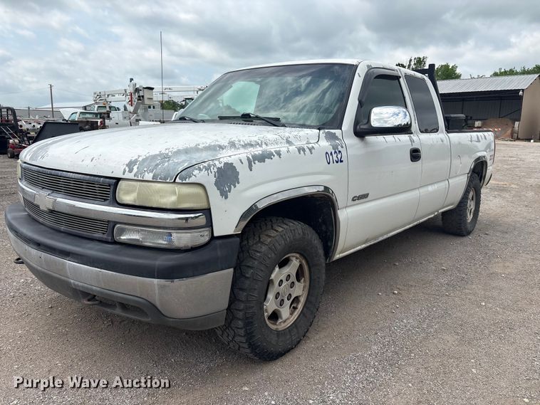 image for item ET5125 2001 Chevrolet Silverado 1500 Ext. Cab pickup truck