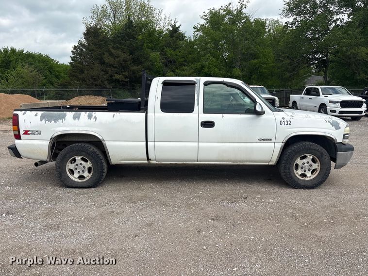 image for item ET5125 2001 Chevrolet Silverado 1500 Ext. Cab pickup truck