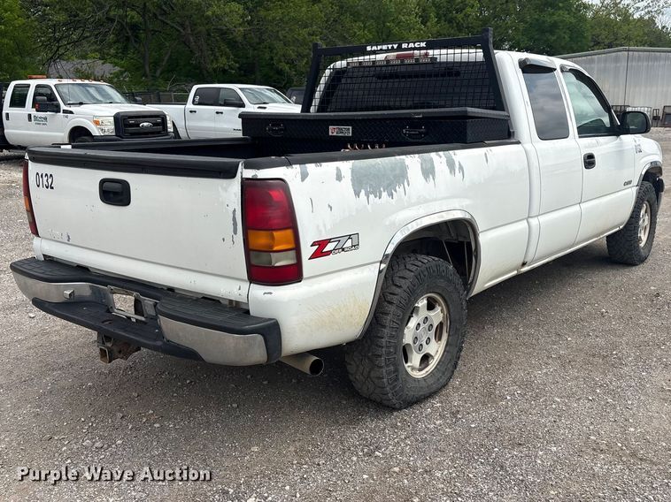 image for item ET5125 2001 Chevrolet Silverado 1500 Ext. Cab pickup truck