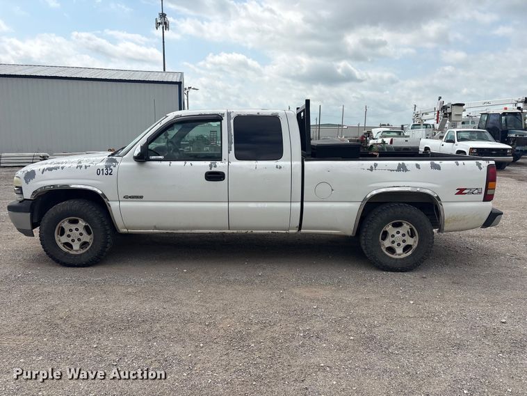 image for item ET5125 2001 Chevrolet Silverado 1500 Ext. Cab pickup truck