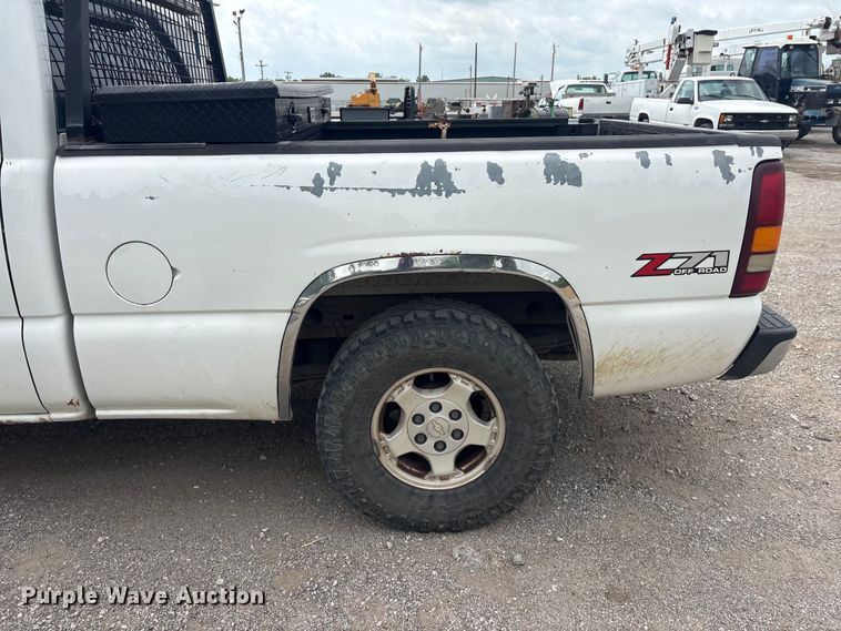 image for item ET5125 2001 Chevrolet Silverado 1500 Ext. Cab pickup truck