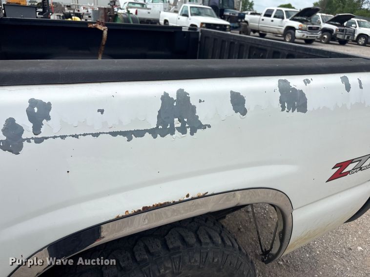 image for item ET5125 2001 Chevrolet Silverado 1500 Ext. Cab pickup truck