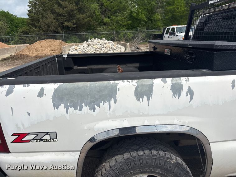 image for item ET5125 2001 Chevrolet Silverado 1500 Ext. Cab pickup truck