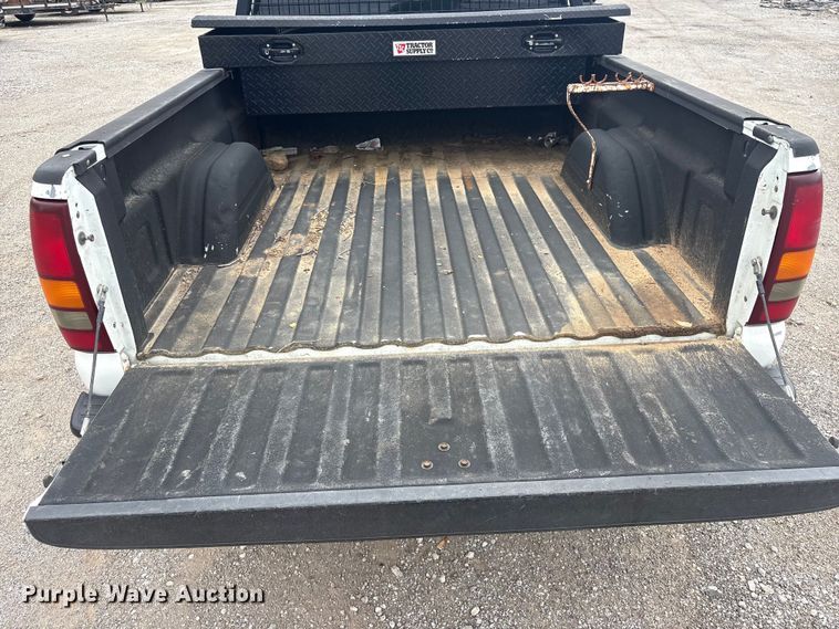 image for item ET5125 2001 Chevrolet Silverado 1500 Ext. Cab pickup truck