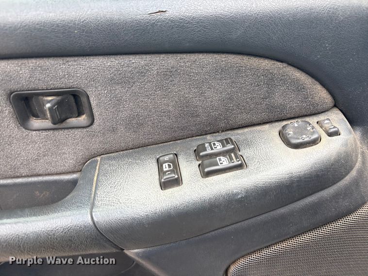 image for item ET5125 2001 Chevrolet Silverado 1500 Ext. Cab pickup truck