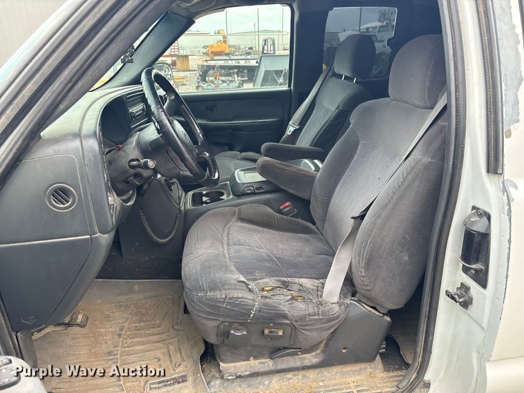 image for item ET5125 2001 Chevrolet Silverado 1500 Ext. Cab pickup truck