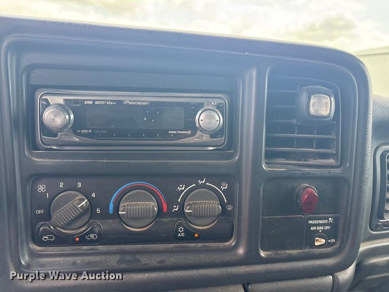 image for item ET5125 2001 Chevrolet Silverado 1500 Ext. Cab pickup truck