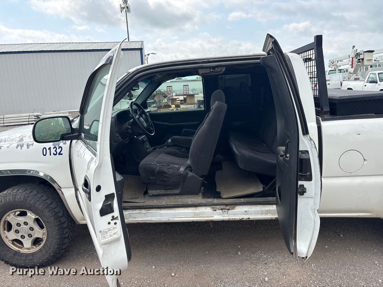 image for item ET5125 2001 Chevrolet Silverado 1500 Ext. Cab pickup truck