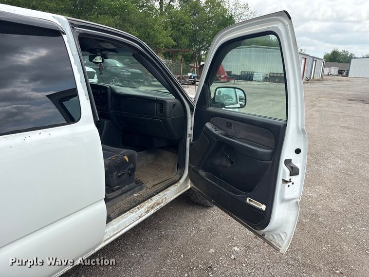 image for item ET5125 2001 Chevrolet Silverado 1500 Ext. Cab pickup truck