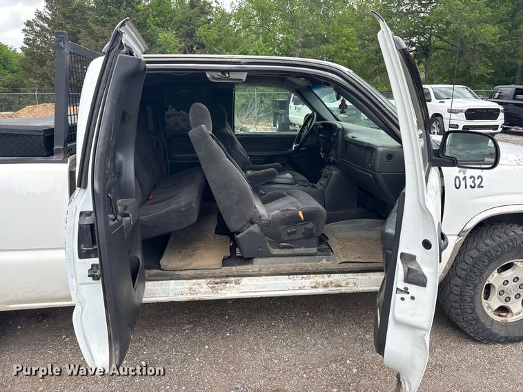image for item ET5125 2001 Chevrolet Silverado 1500 Ext. Cab pickup truck