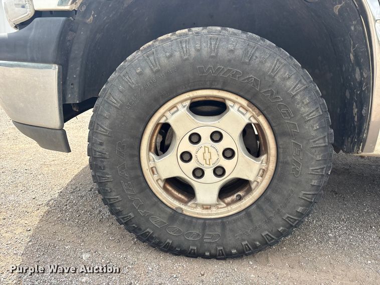 image for item ET5125 2001 Chevrolet Silverado 1500 Ext. Cab pickup truck