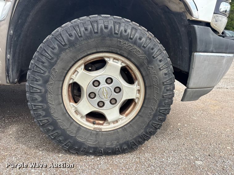 image for item ET5125 2001 Chevrolet Silverado 1500 Ext. Cab pickup truck