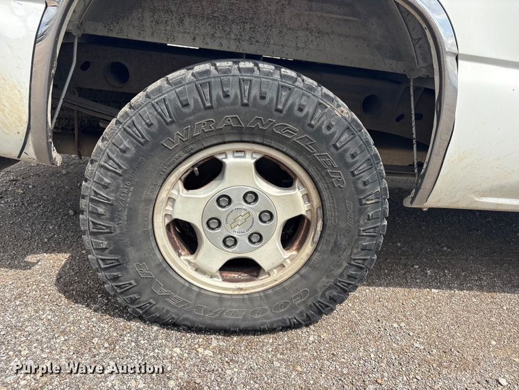 image for item ET5125 2001 Chevrolet Silverado 1500 Ext. Cab pickup truck