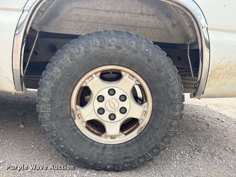 image for item ET5125 2001 Chevrolet Silverado 1500 Ext. Cab pickup truck