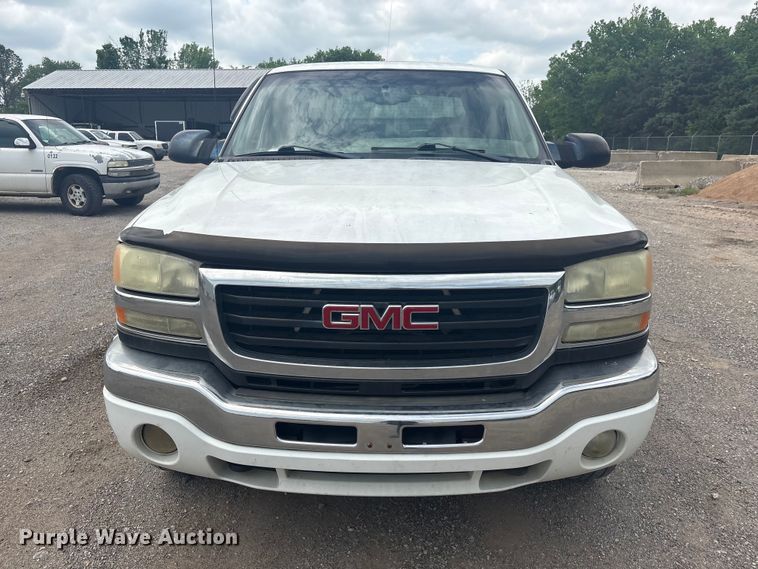 image for item ET5126 2004 GMC Sierra 2500HD Crew Cab pickup truck