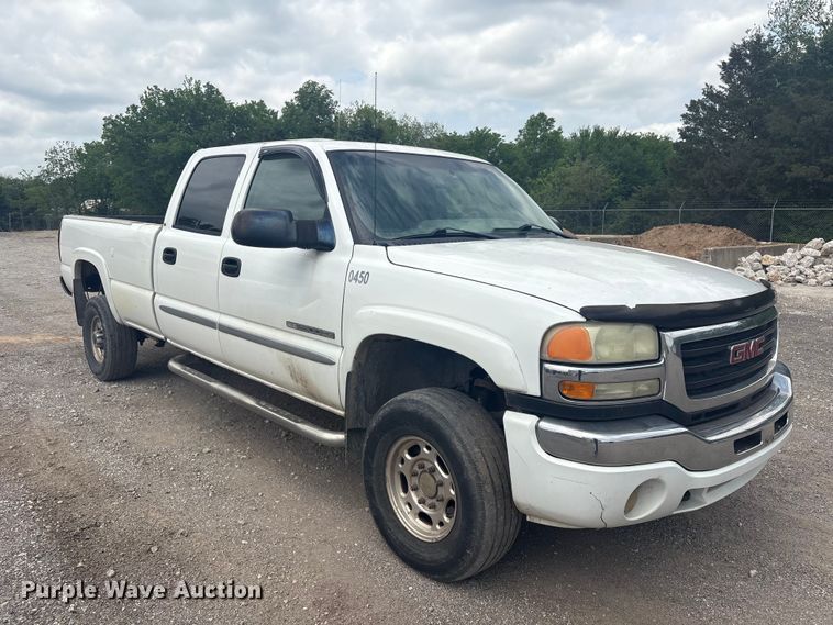 image for item ET5126 2004 GMC Sierra 2500HD Crew Cab pickup truck