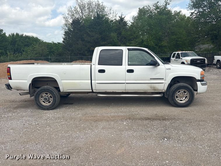 image for item ET5126 2004 GMC Sierra 2500HD Crew Cab pickup truck