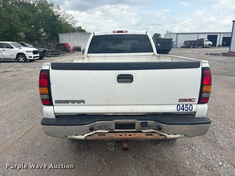 image for item ET5126 2004 GMC Sierra 2500HD Crew Cab pickup truck