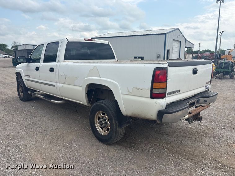 image for item ET5126 2004 GMC Sierra 2500HD Crew Cab pickup truck