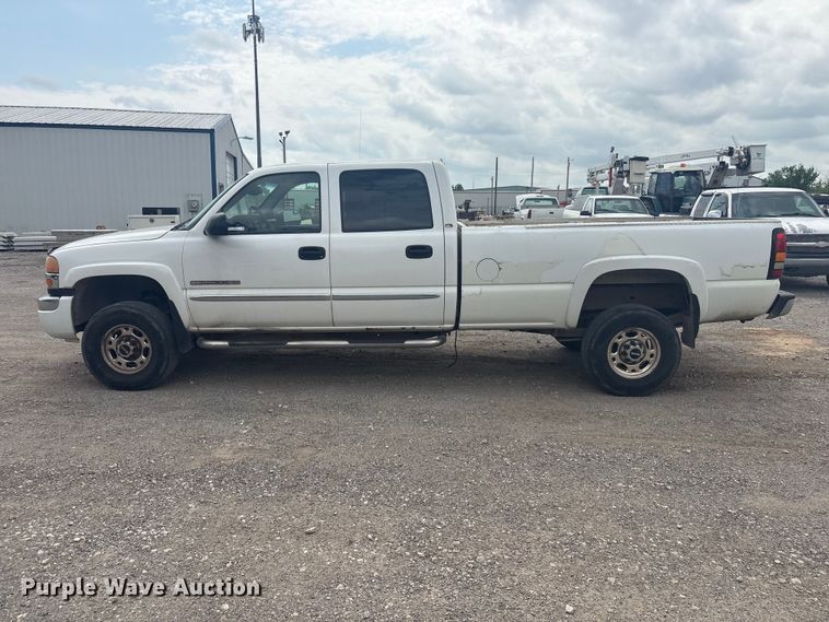 image for item ET5126 2004 GMC Sierra 2500HD Crew Cab pickup truck