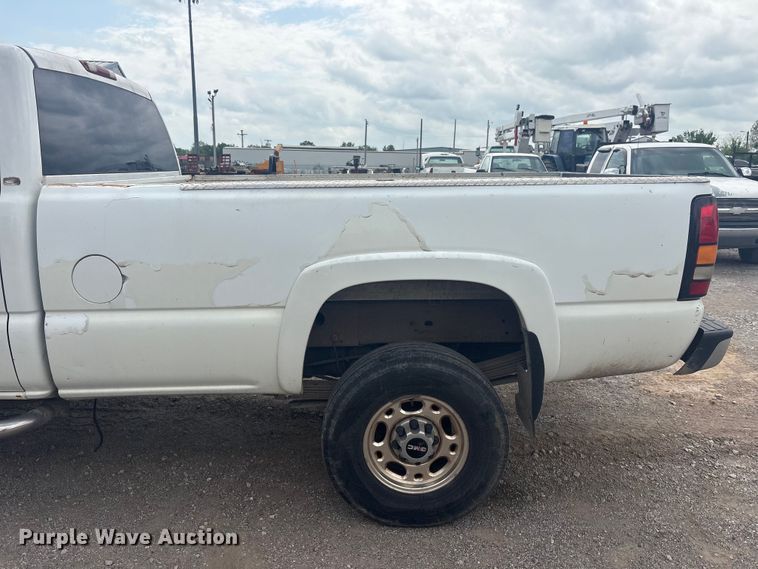 image for item ET5126 2004 GMC Sierra 2500HD Crew Cab pickup truck