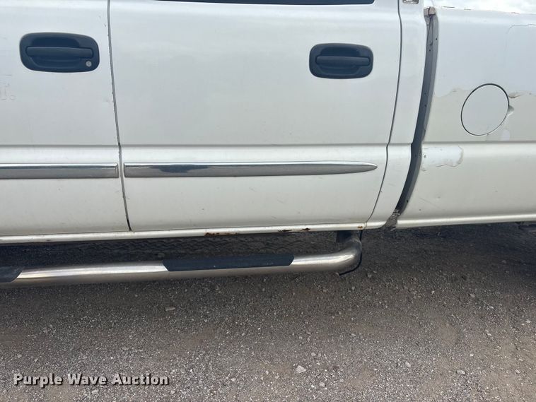 image for item ET5126 2004 GMC Sierra 2500HD Crew Cab pickup truck