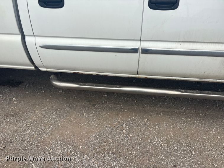 image for item ET5126 2004 GMC Sierra 2500HD Crew Cab pickup truck