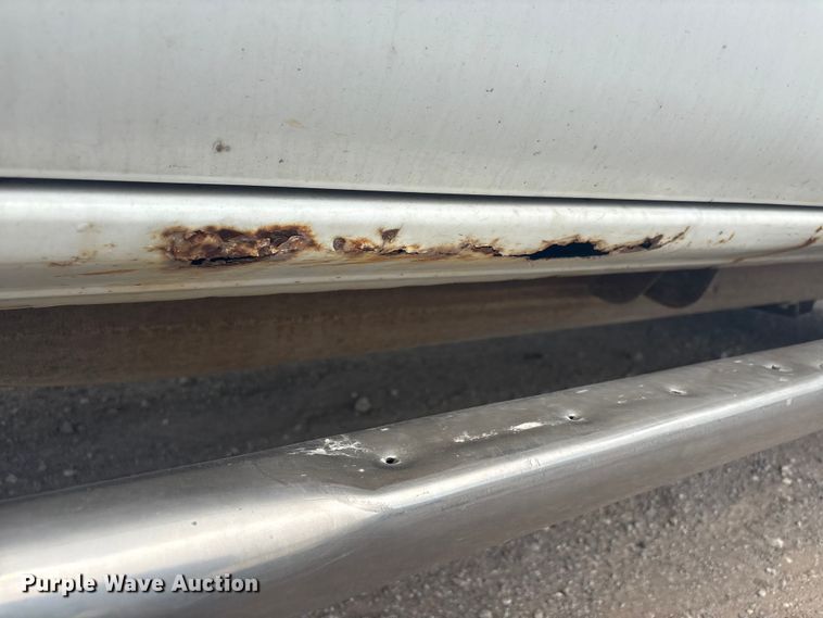 image for item ET5126 2004 GMC Sierra 2500HD Crew Cab pickup truck