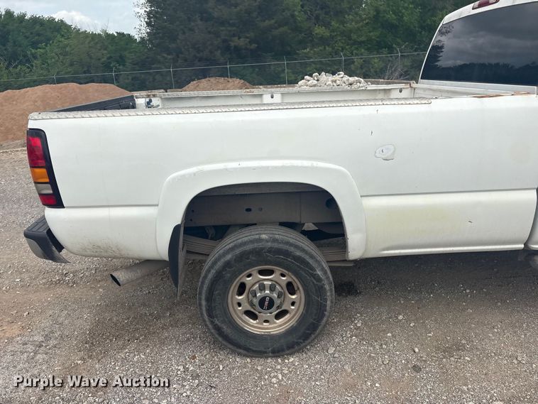 image for item ET5126 2004 GMC Sierra 2500HD Crew Cab pickup truck